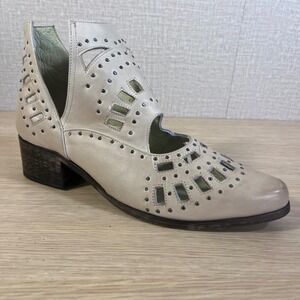 Sbicca Vintage Collection Bone Leather Cutout Studded Ankle Boots Womens 9C